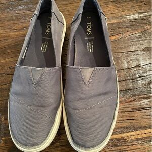 Toms Women’s original slip-on Sneaker
Size 8M
Color Gray